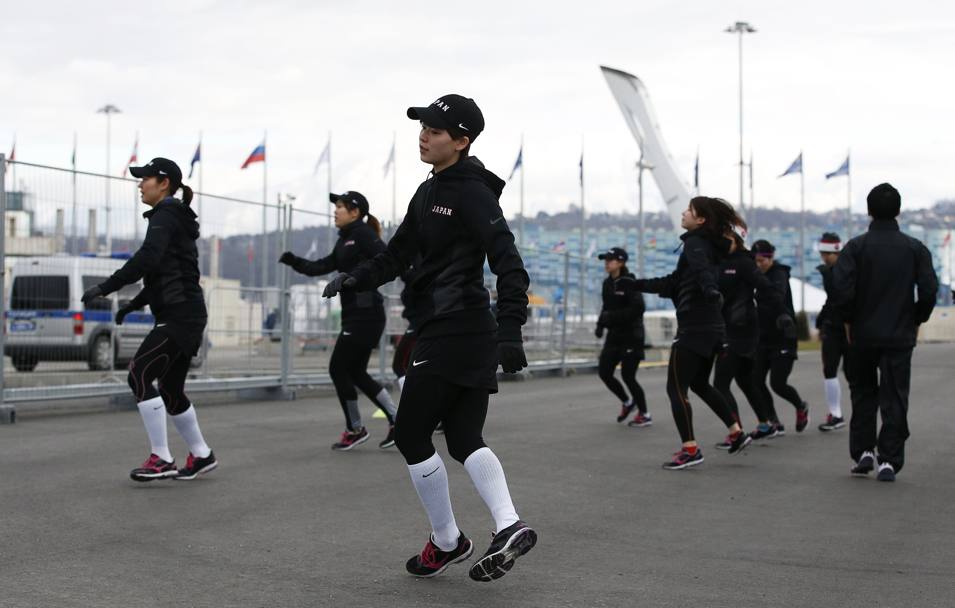 La Nazionale femminile di hockey sul ghiaccio del Giappone si prepara duramente ai Giochi di Sochi. La sessione prevede una partita di allenamento e un finale 